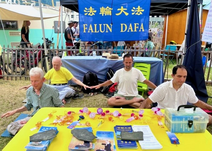 Image for article Ludzie poznają Falun Dafa na Festiwalu Pięciu Kontynentów w Szwajcarii