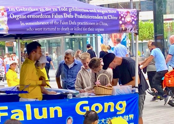 Image for article Düsseldorf, Niemcy: Urzędnicy i opinia publiczna potępiają prześladowania Falun Gong