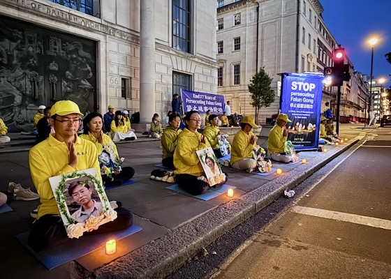 Image for article Czuwanie przy świecach przed ambasadą Chin w Londynie – apel o zakończenie trwających od 27 lat prześladowań