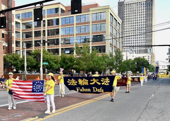 Image for article Praktykujący Falun Dafa przekazują przesłanie „Prawdy-Życzliwości-Cierpliwości” podczas parady z okazji Dnia Niepodległości w Columbus