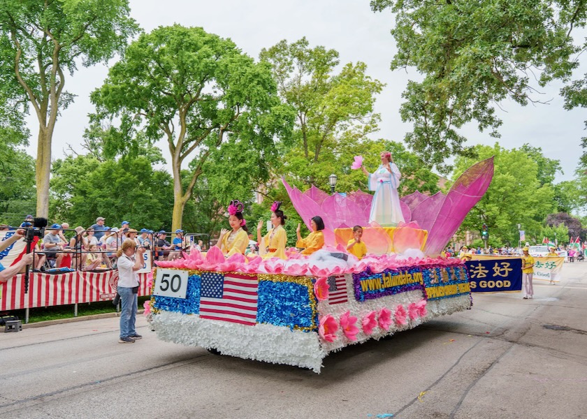 Image for article Chicago: Ludzie identyfikują się z zasadami „Prawdy – Życzliwości – Cierpliwości” podczas parady z okazji Dnia Niepodległości w Evanston