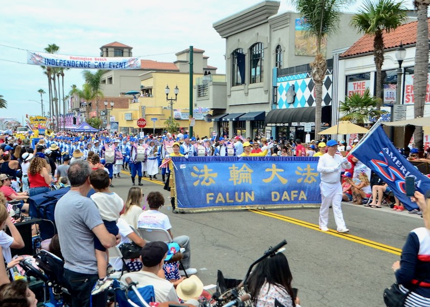 Image for article Huntington Beach, Kalifornia: Orkiestra Marszowa Tian Guo bierze udział w paradzie z okazji 4 lipca