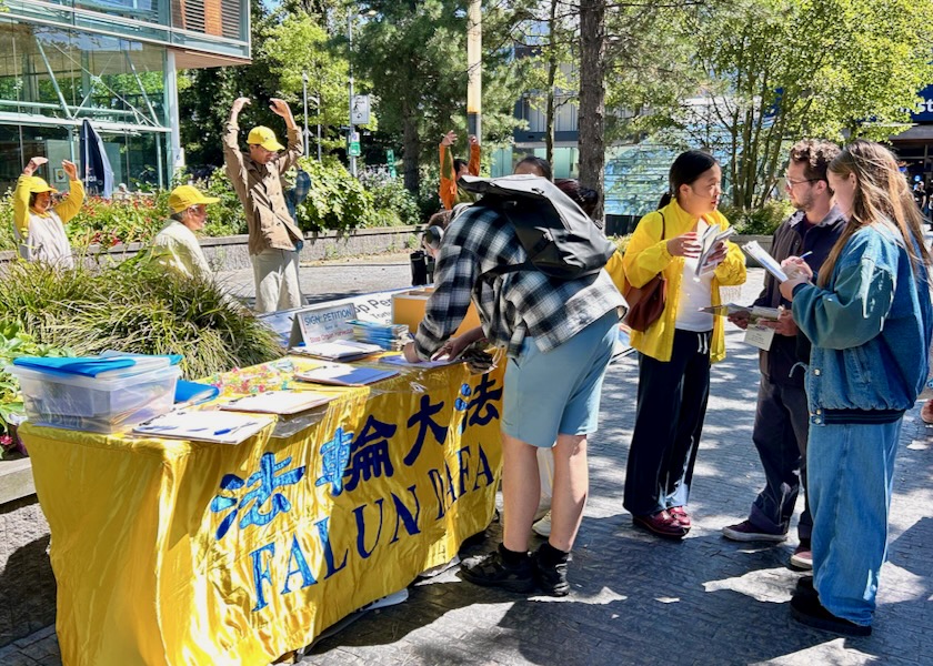 Image for article Ludzie wspierają praktykujących Falun Dafa podczas wydarzenia w World Trade Center w Amsterdamie