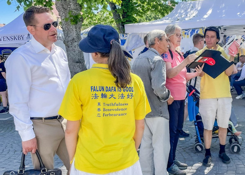 Image for article Visby, Szwecja: Praktykujący Falun Gong zyskują poparcie podczas Tygodnia Almedalen