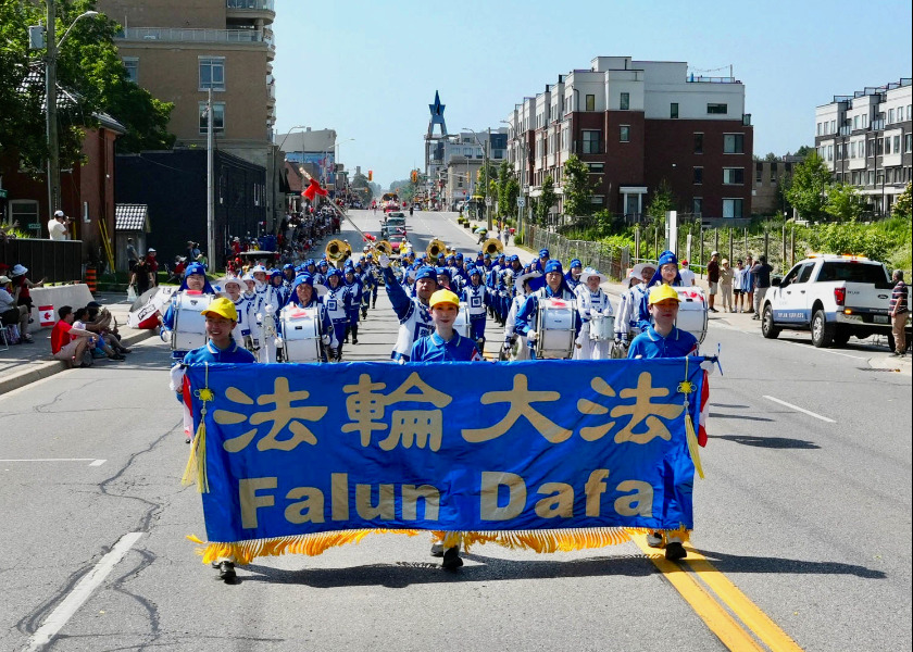 Image for article Falun Dafa lśni w Aurorze podczas parady z okazji Dnia Kanady