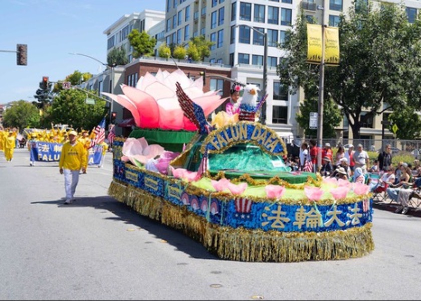 Image for article Falun Dafa chwalone podczas Parady z okazji Dnia Niepodległości w Redwood City