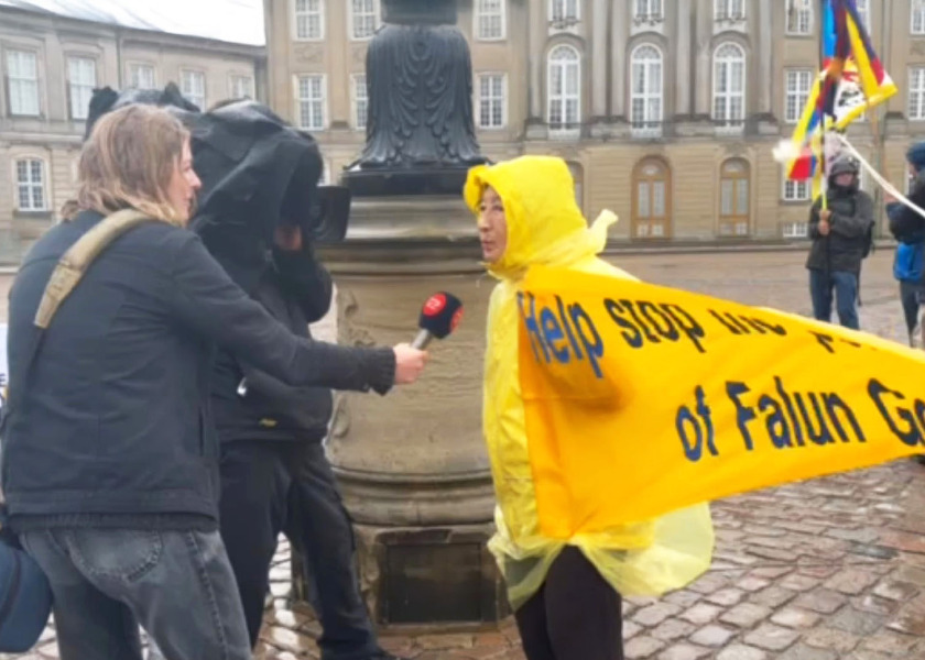Image for article Europa Północna: Wizyta chińskiego ministra spraw zagranicznych spotyka się z pokojowymi protestami