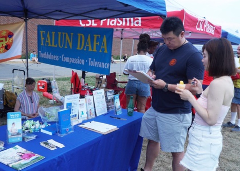 Image for article Ludzie uczą się ćwiczeń Falun Dafa podczas obchodów Dnia Niepodległości w Delaware