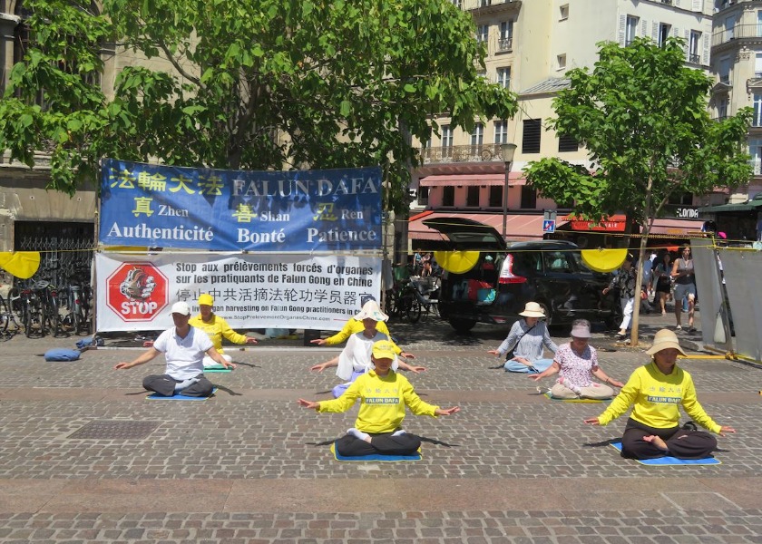 Image for article Ludzie chwalą zasady przewodnie Falun Dafa podczas wydarzenia w Paryżu