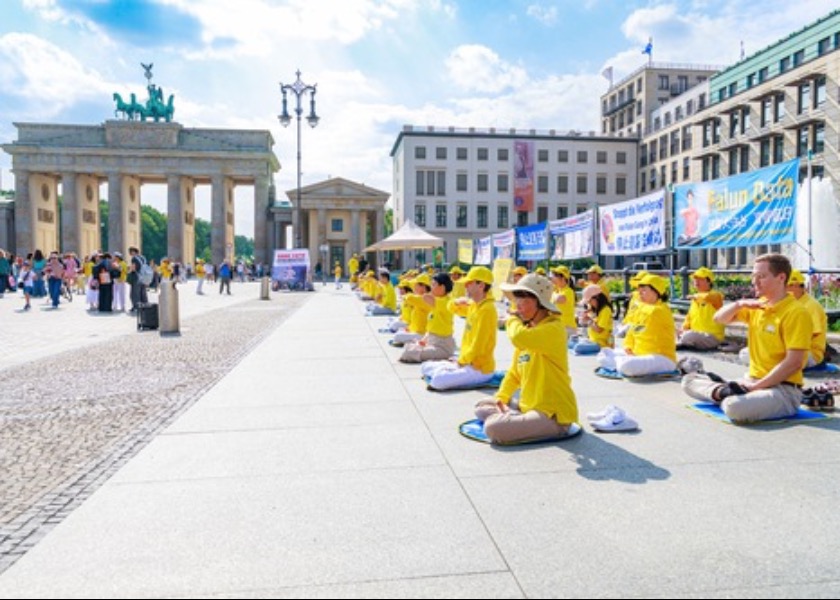 Image for article Berlin, Niemcy: Parlamentarzyści chwalą wysiłki praktykujących Falun Gong w demaskowaniu prześladowań