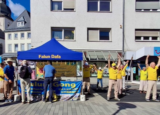 Image for article Ludzie chwalili zasady przewodnie Falun Dafa podczas wydarzenia w Meschede w Niemczech