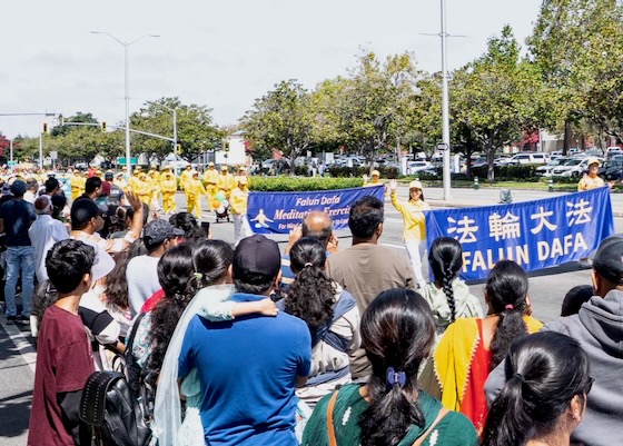 Image for article Fremont, Kalifornia: Powitanie Falun Dafa na Paradzie z okazji Dnia Indii