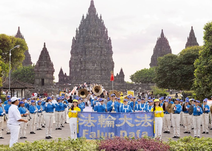 Image for article Yogyakarta, Indonezja: Praktykujący Falun Dafa dołączają do obchodów Dnia Niepodległości