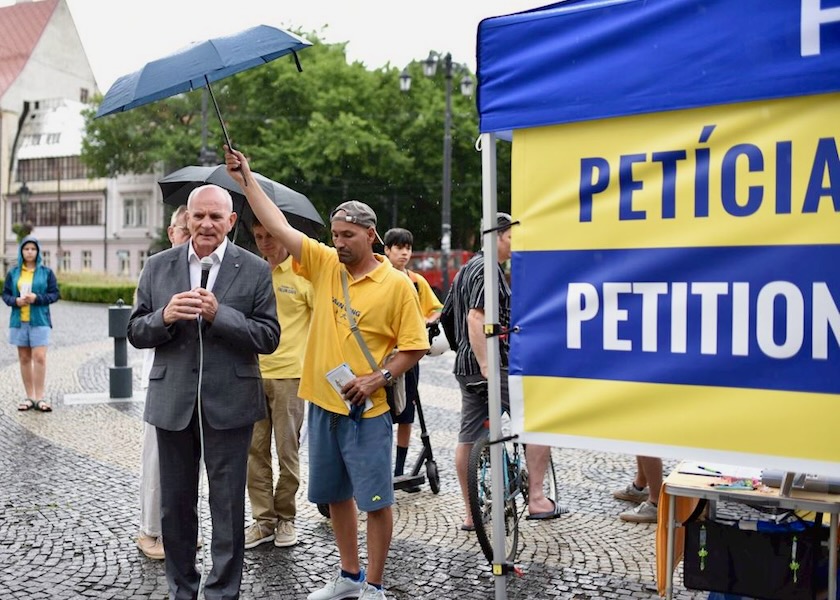Image for article Bratysława, Słowacja: Wybrani przedstawiciele władz potępiają prześladowania ze strony KPCh podczas wydarzenia z okazji Dnia Informacji