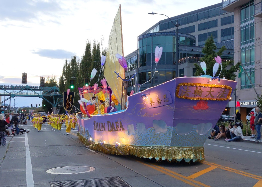 Image for article Seattle: Platforma Falun Dafa od ponad 20 lat rozjaśnia paradę Seafair