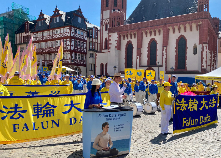 Image for article Wiec i przemarsz Falun Gong we Frankfurcie ujawniające prześladowania spotkały się z życzliwym wsparciem