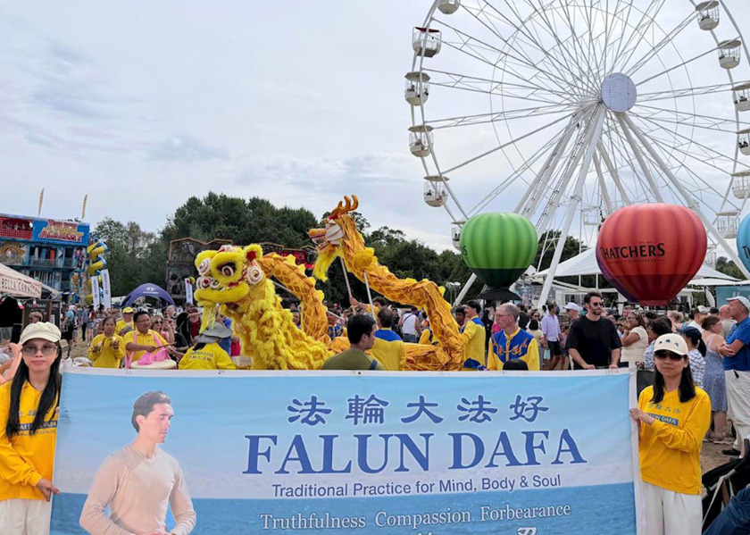 Image for article Bristol, Wielka Brytania: Ludzie odkrywają Falun Dafa na Festiwalu Balonów