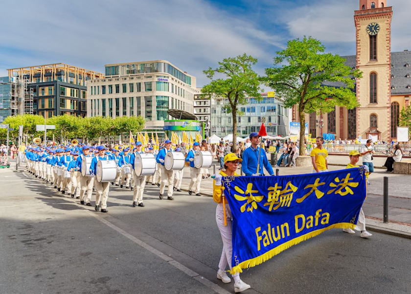 Image for article Ludzie wyrażają solidarność z Falun Dafa podczas marszów we Frankfurcie w Niemczech