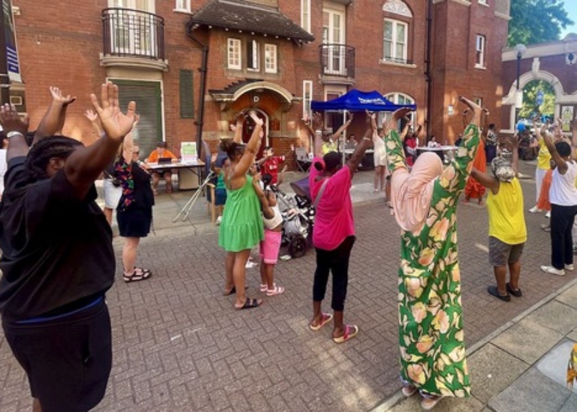 Image for article Mieszkańcy poznają Falun Dafa podczas dnia zabawy dla społeczności w Londynie