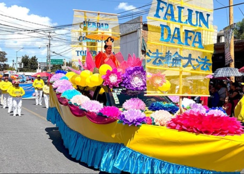 Image for article Meksyk: Ludzie witają Falun Dafa na Paradzie Dalii w Huamantla