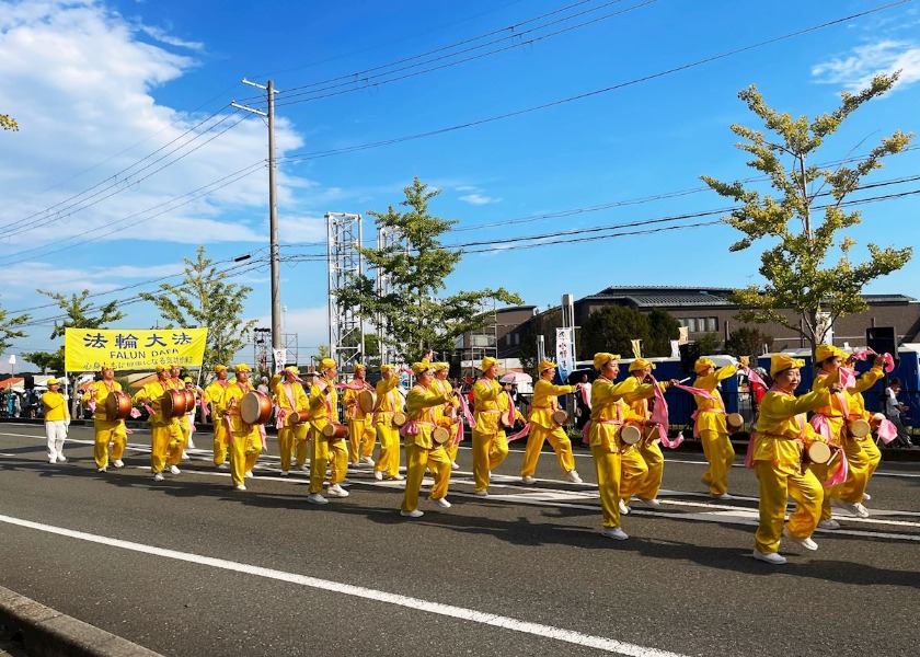 Image for article Japonia: Ludzie poznają Falun Gong podczas Festiwalu w Ono
