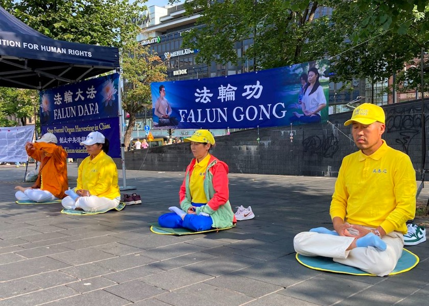 Image for article Ludzie dowiadują się o prześladowaniach Falun Gong podczas wydarzenia w Helsinkach
