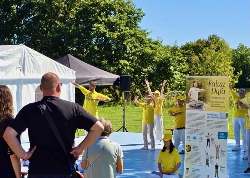 Image for article Niemcy: Mieszkańcy witają Falun Dafa na Festiwalu Obywatelskim w Hanau