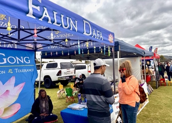 Image for article Ludzie chwalą Falun Dafa na targach rolniczych w Australii Zachodniej