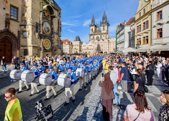 Image for article Ludzie poznają Falun Gong podczas parad w Pradze
