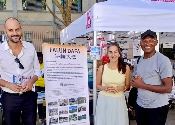 Image for article Paryż, Francja: Mieszkańcy poznają Falun Dafa podczas Forów Stowarzyszeń Lokalnych
