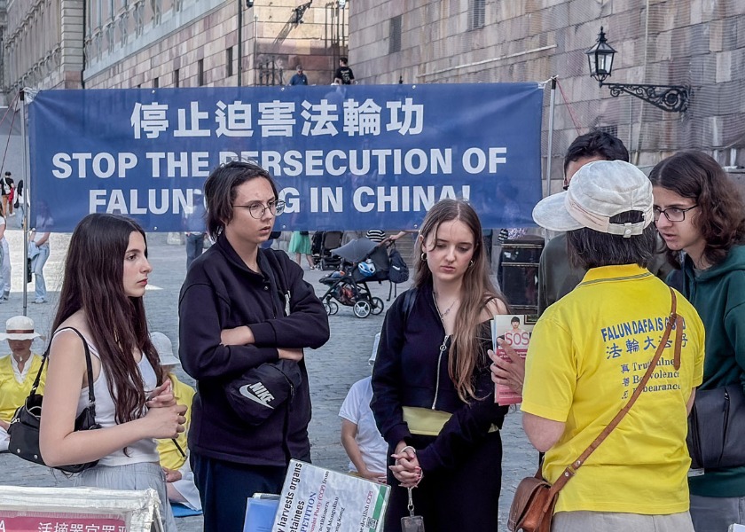 Image for article Ludzie dowiadują się o Falun Gong i potępiają prześladowania podczas działań w Szwecji