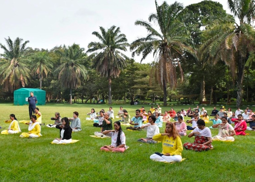 Image for article Odwiedzający wystawę kwiatów w Bengaluru poznają Falun Dafa