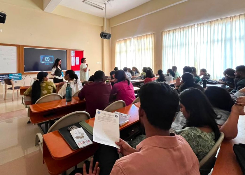 Image for article Indie: Studenci uniwersytetu dowiadują się o prześladowaniach Falun Dafa i przymusowym pobieraniu organów w Chinach