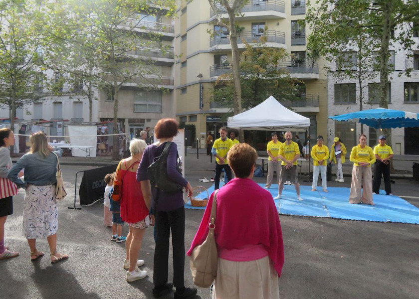 Image for article Paryż, Francja: Prezentacja Falun Dafa na forach stowarzyszeń lokalnych