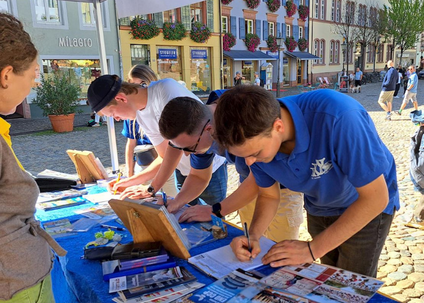 Image for article Fryburg, Niemcy: Uczestnicy Dnia Informacyjnego Falun Gong potępiają prześladowania ze strony KPCh