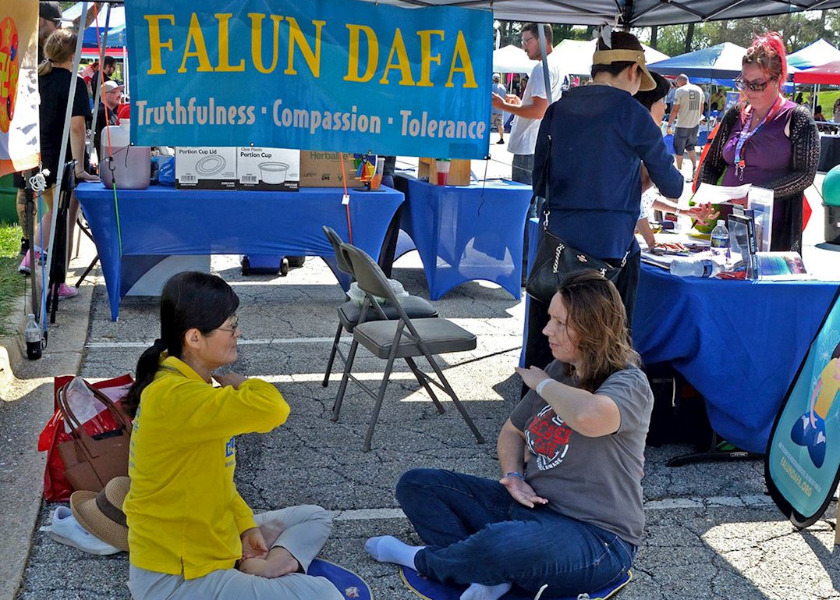 Image for article Ludzie poznają Falun Gong podczas wydarzenia w stanie Delaware