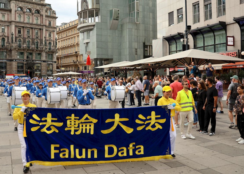 Image for article Publiczne poparcie dla Falun Dafa w Wiedniu