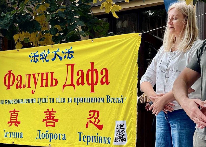 Image for article Ukraina: Praktykujący prezentują Falun Dafa podczas „Dnia Miasta” w Łucku i Chmielnickim