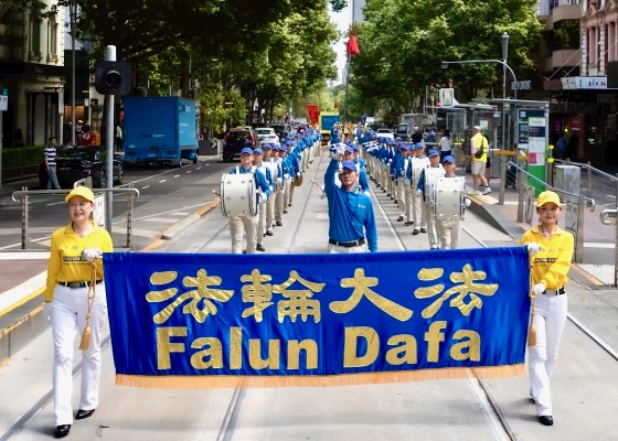 Image for article Australia: Ludzie poznają zasady Falun Dafa podczas parady w Melbourne