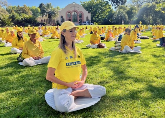 Image for article Praktykujący Falun Dafa w Australii spotykają się na porannych ćwiczeniach i dzielą się swoimi historiami kultywacyjnymi