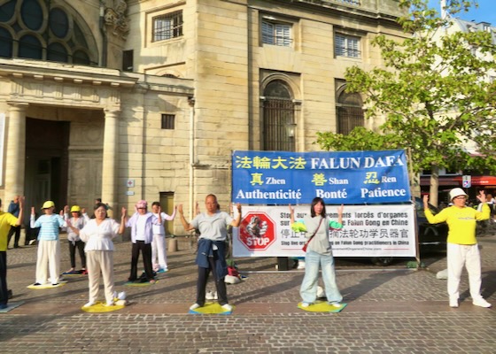 Image for article Paryż, Francja: Mieszkańcy wyrażają poparcie dla Falun Dafa podczas wydarzeń w Belleville i Châtelet