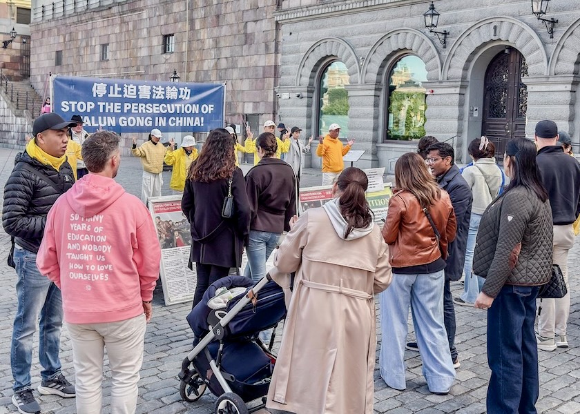 Image for article Szwecja: Chińscy turyści w Sztokholmie opowiadają się za Falun Dafa