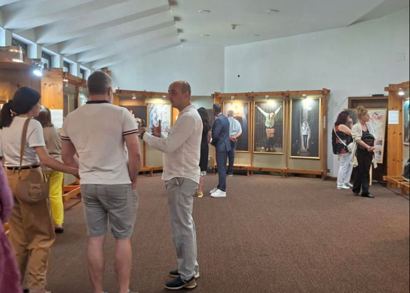 Image for article Miłośnicy sztuki i naukowcy w Bułgarii doceniają twórczość Zhen-Shan-Ren