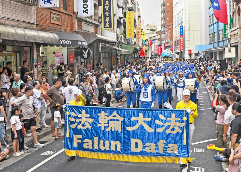 Image for article Tajwan: Grupa Falun Dafa występuje w paradzie Karnawału Sztuki Tamsui