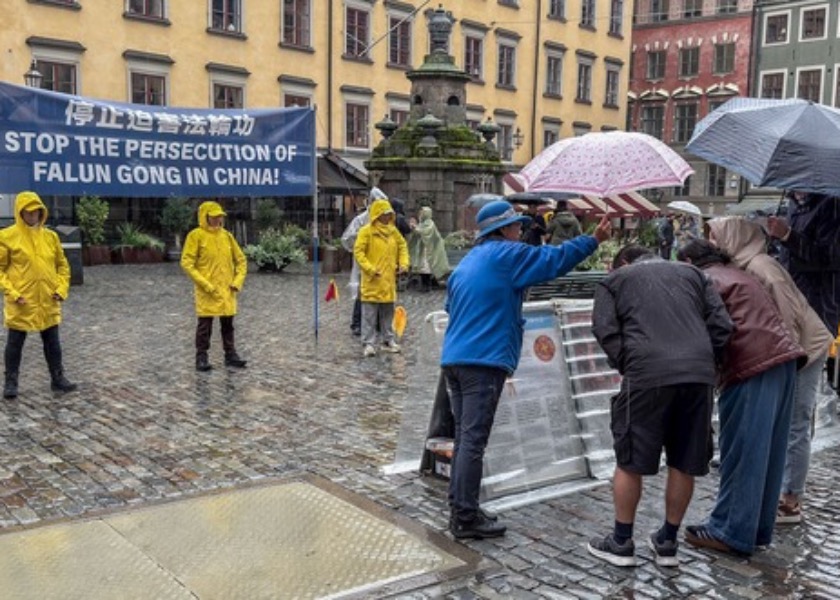 Image for article Ludzie podpisują petycję o zaprzestanie prześladowań podczas wydarzenia przed Muzeum Nagrody Nobla w Sztokholmie