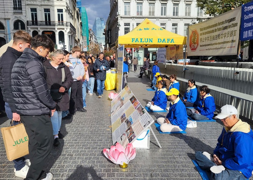 Image for article Bruksela, Belgia: Ludzie potępiają prześladowania Falun Dafa podczas wydarzenia mającego na celu zwiększenie świadomości społecznej