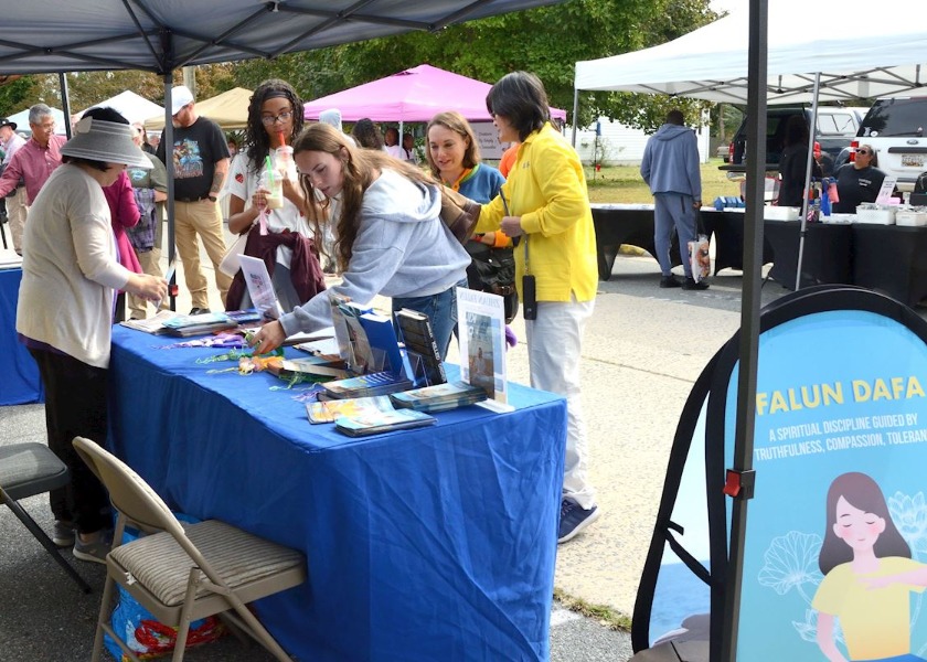 Image for article Prezentacja Falun Dafa podczas festiwalu Apple Scrapple