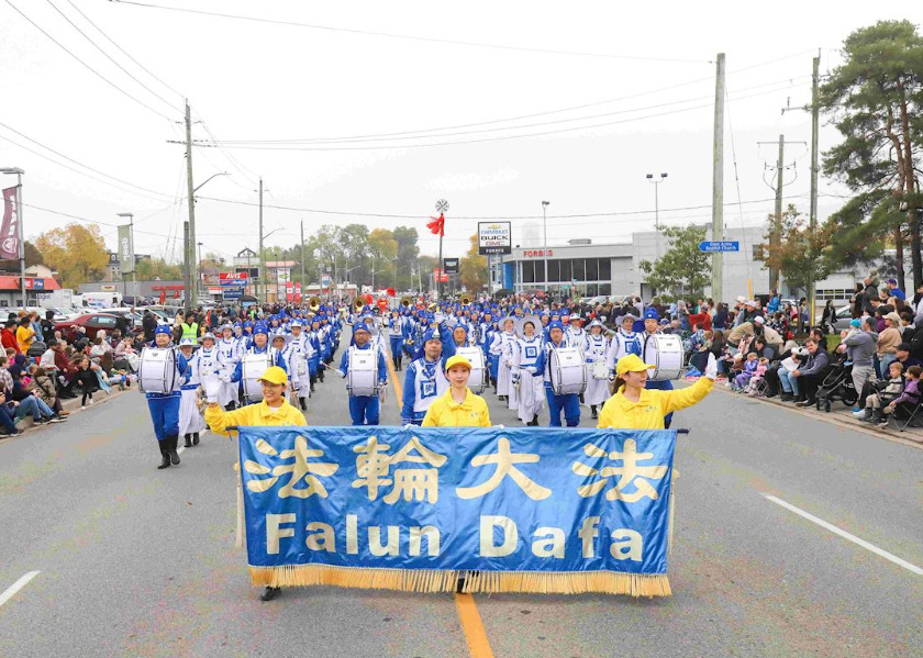 Image for article Waterloo, Kanada: Orkiestra Marszowa Tian Guo występuje podczas parady z okazji Święta Dziękczynienia w ramach Oktoberfest
