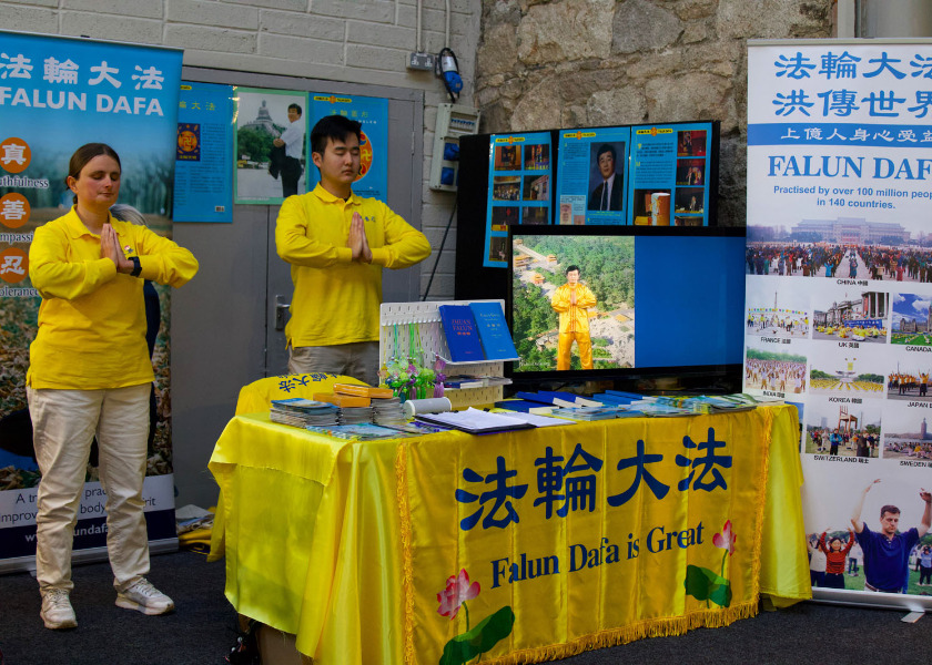Image for article Odwiedzający uczą się ćwiczeń Falun Gong na targach zdrowia w Irlandii