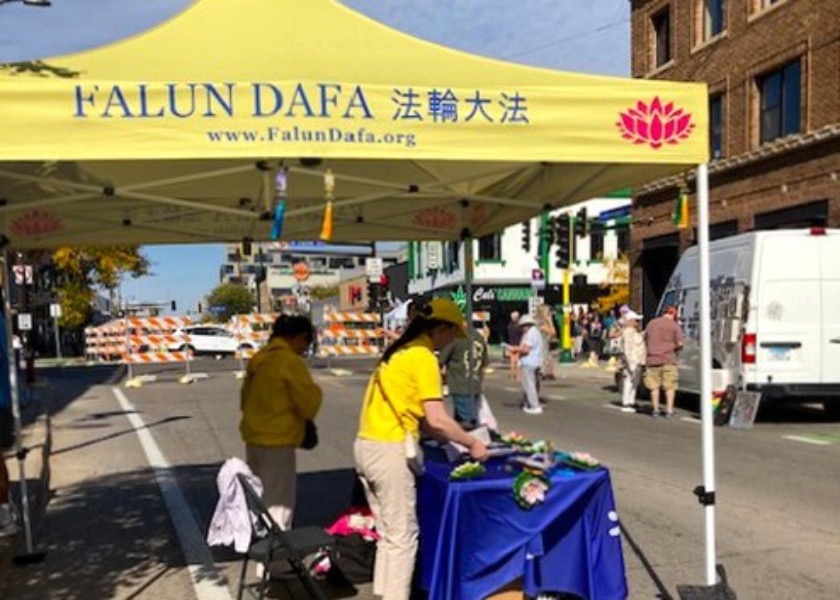 Image for article Praktykujący z Minnesoty przedstawiają Falun Dafa podczas wydarzenia Open Streets Hennepin 2026